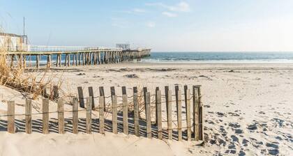 Beach 2 blocks with parking and patio
