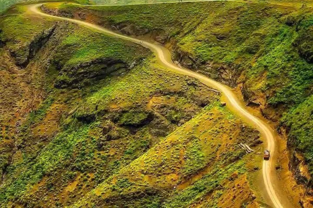 Escritorio, sistema de insonorización y tabla de planchar con plancha