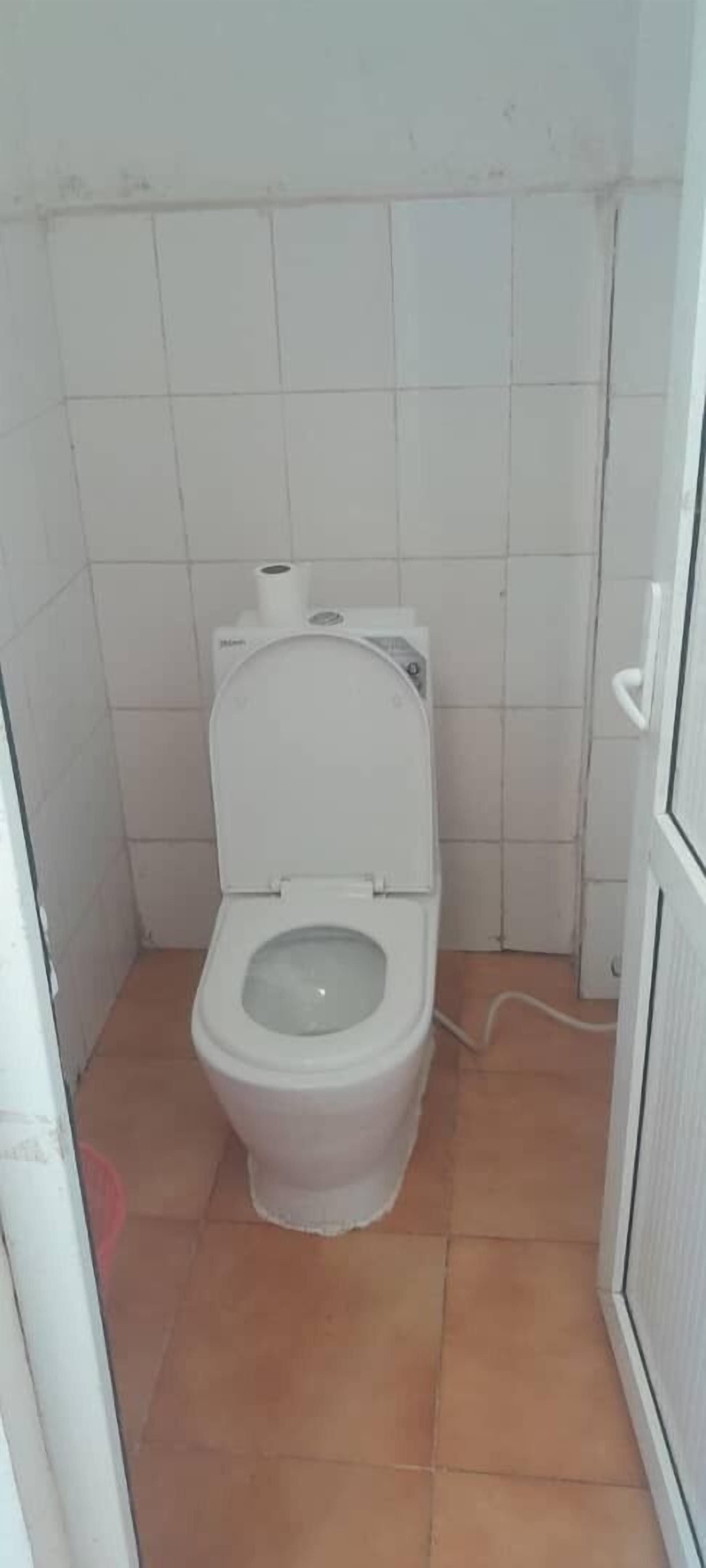 Habitación familiar | Baño | Ducha, artículos de higiene personal gratuitos, zapatillas y toallas