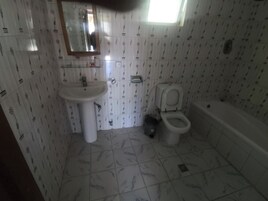Quarto família | Banheiro | Chuveiro, produtos de toalete grátis, chinelos, toalhas de banho