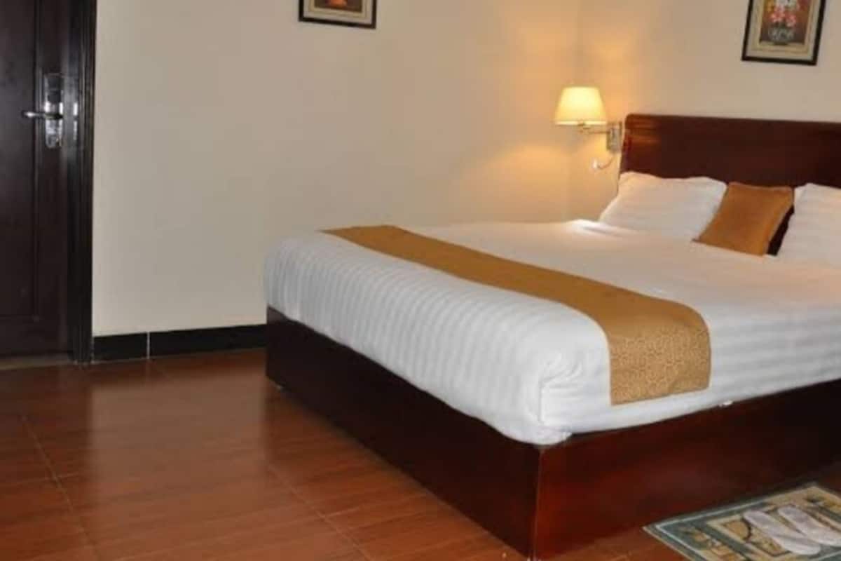 Escritorio, sistema de insonorización y tabla de planchar con plancha