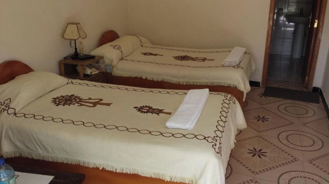 Escritorio, sistema de insonorización y tabla de planchar con plancha 