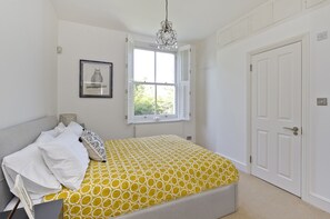 2 bedrooms, iron/ironing board, WiFi, bed sheets - Pro- Managed, Brand New Maisonette with Garden (London)