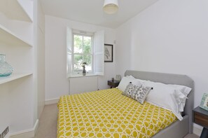 2 bedrooms, iron/ironing board, WiFi, bed sheets - Pro- Managed, Brand New Maisonette with Garden (London)