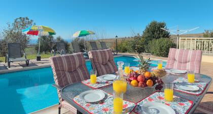 Luxus neue Villa am Berghang mit privatem Pool & Garten