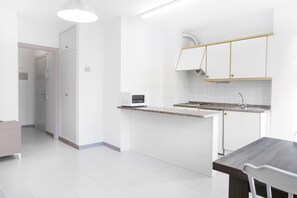 Kühlschrank, Mikrowelle, Toaster, Hochstuhl