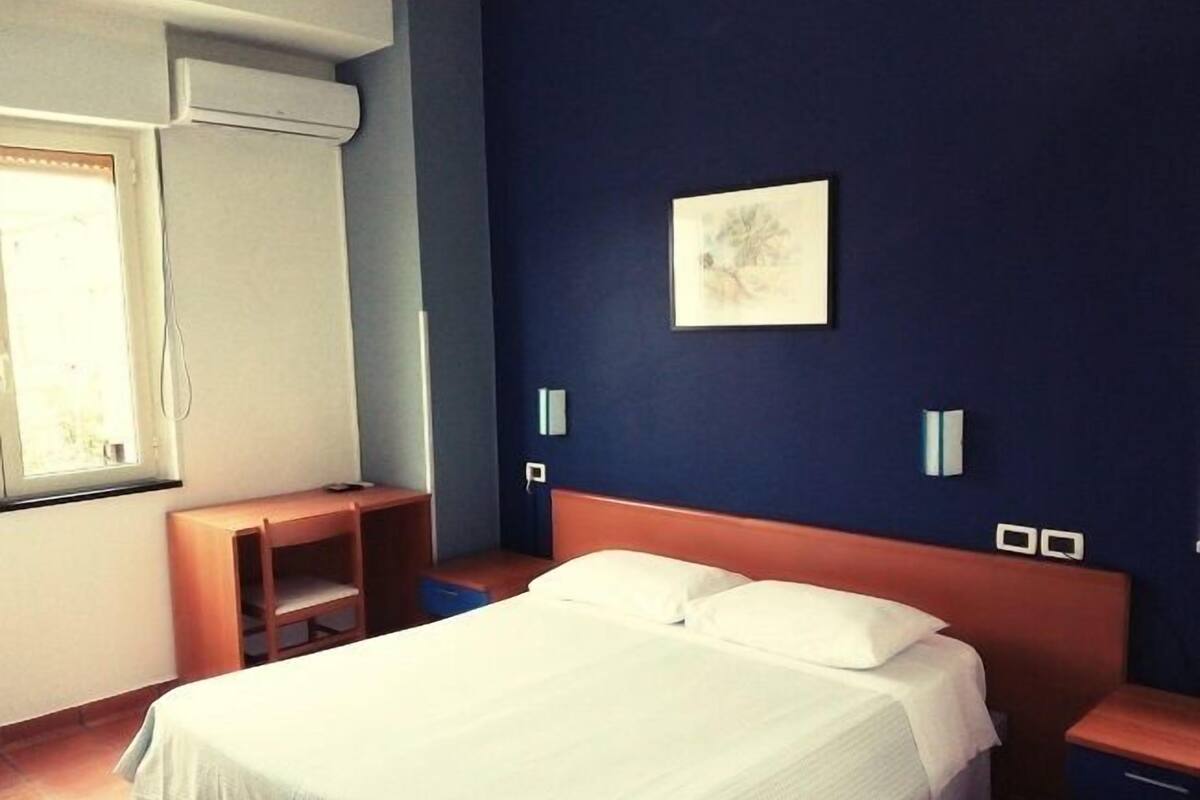 Escritorio, wifi gratis y ropa de cama