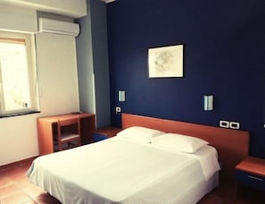 Escritorio, wifi gratis y ropa de cama