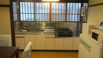 Coffee/tea maker, fridge, microwave, stovetop