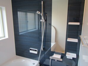 Duschwanne, Haartrockner, Bidet, Handtücher