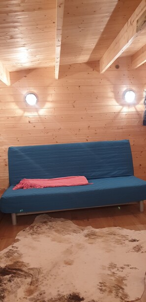 Chalet | Wohnzimmer | 30-Zoll-Fernseher mit Digitalempfang