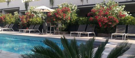 Alberca al aire libre y alberca climatizada