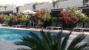 Een buitenzwembad en een verwarmd zwembad