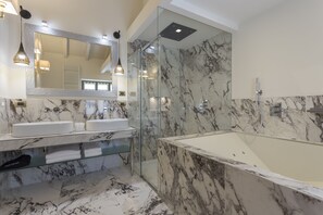Camera Deluxe, 1 letto king, idromassaggio, vista piscina | Bagno | Set di cortesia firmato, asciugacapelli, bidet, asciugamani