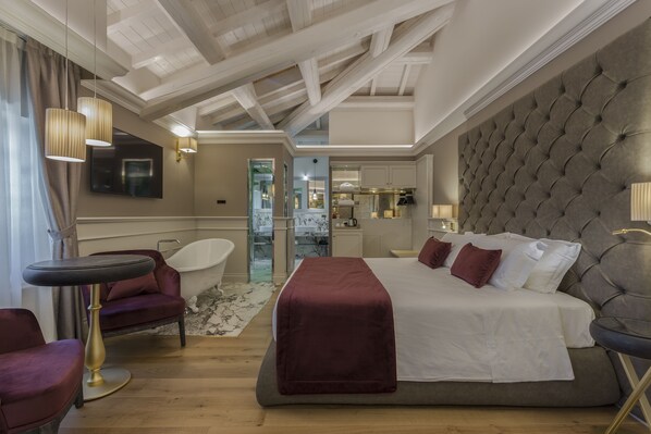 Premium Junior Suite | Premium bedding, down comforters, pillowtop beds, minibar - Boutique Hotel Villa Zoppi - Adults Only (Colognola ai Colli)