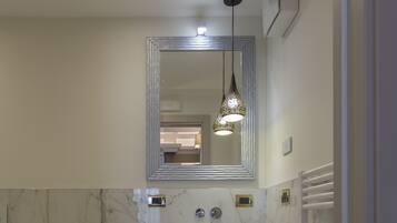 Un bany modern amb bidet, un lavabo i un mirall.