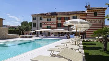 AuĂenpool (je nach Saison geöffnet), LiegestĂŒhle