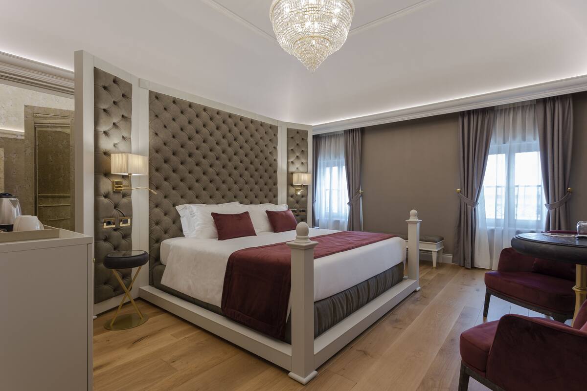 Junior Suite, 1 King Bed, Hot Tub