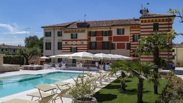 AuĂenpool (je nach Saison geöffnet), LiegestĂŒhle