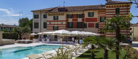 Seasonal outdoor pool, sun loungers