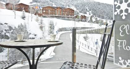 3 Bedroom Apartment next to ski slopes. 7 pax. FLOC 22