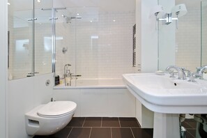 Hårføner og håndklær