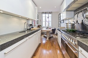 Mikrobølgeovn, oppvaskmaskin, kaffetrakter/tekoker og kjøkkenutstyr