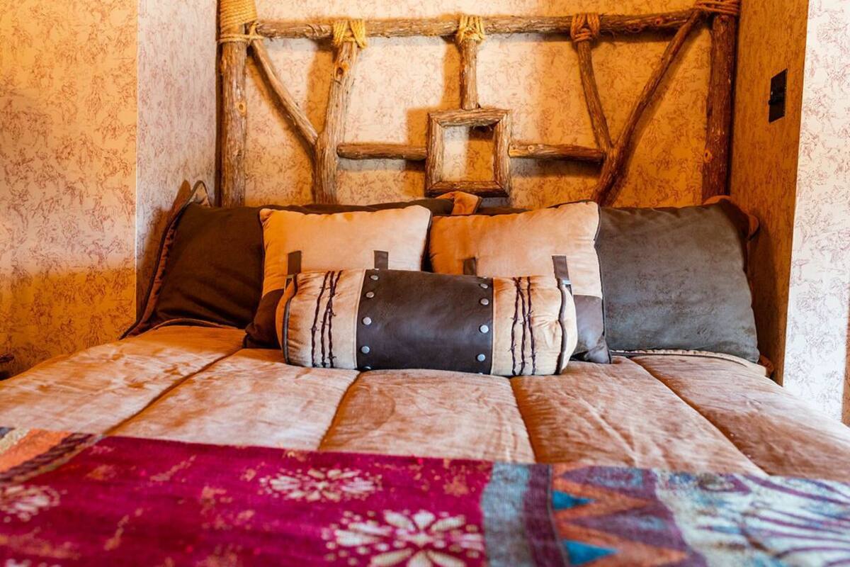 City Slickers | WiFi (free), bed sheets
