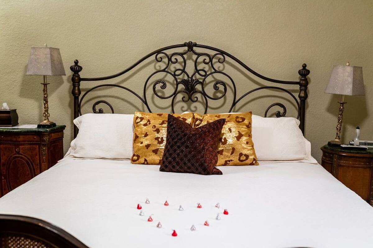 Honeymoon Suite | WiFi (free), bed sheets