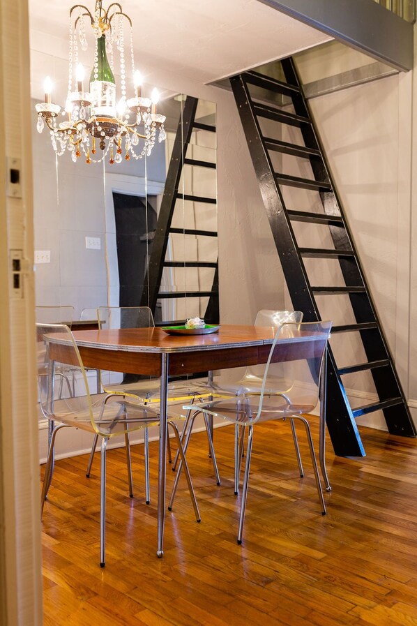 Premier Suite | In-room dining - Decatur CourtHouse Suites (Decatur)