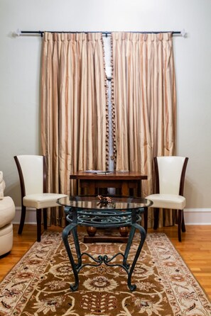 Suite Bulan Madu | Area keluarga | Televisi LCD 32-inci dengan saluran TV digital, TV, dan Hulu