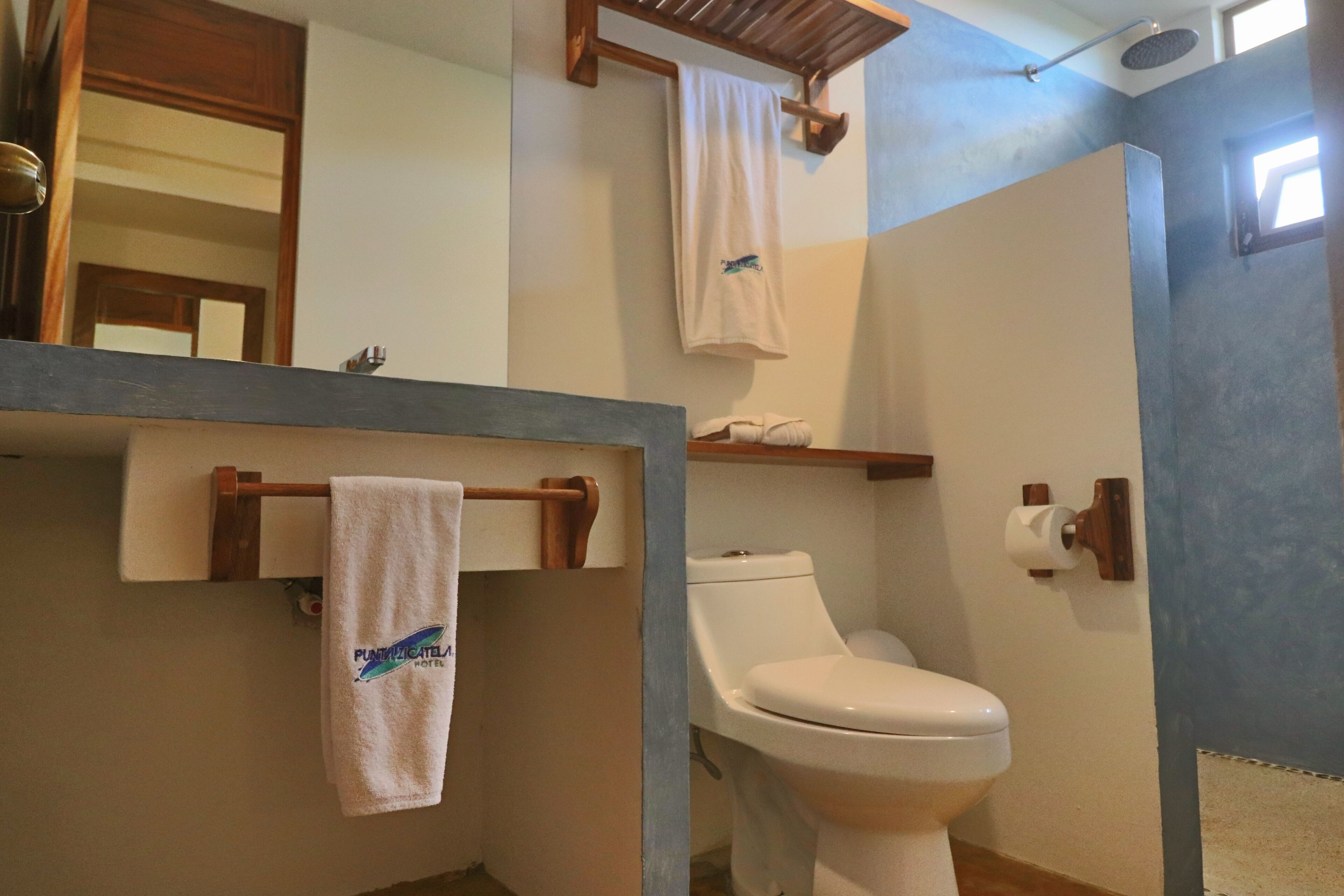 standard room | bathroom | shower, free toiletries, towels