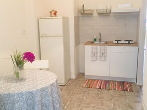 Kühlschrank, Mikrowelle, Ofen, Herdplatte