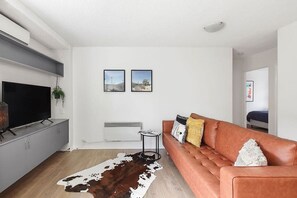 TV - Bright, Stylist apartment in Richmond Terrace (Richmond)