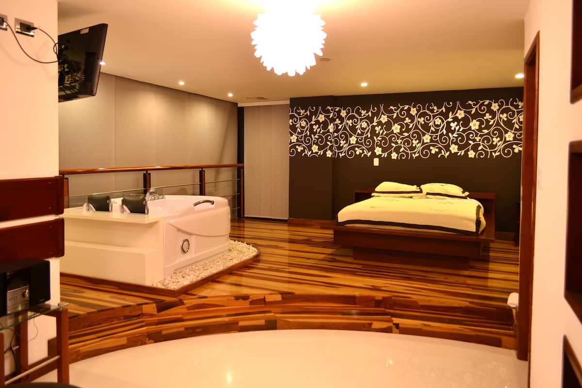 Presidential Suite, Jetted Tub | 1 bedroom, free WiFi, bed sheets