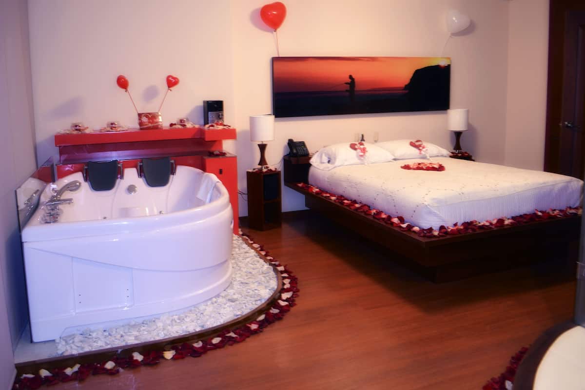 Junior Suite, Jetted Tub | 1 bedroom, free WiFi, bed sheets