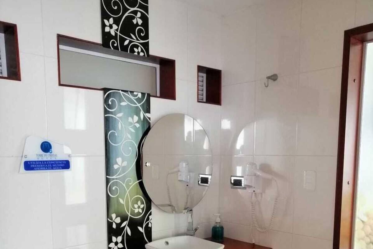 Kostenlose Toilettenartikel, Handtücher