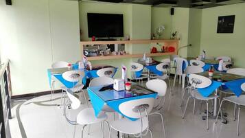 Bao gồm bữa sáng đầy đủ hàng ngày