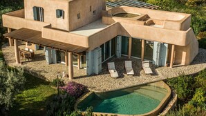A modern house with a pool, outdoor seating, and a covered patio. - Villa Luxi private pool, jacuzzi, housekeeping and concierge (Is Molas)