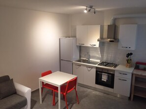 Kylskåp, ugn, spishäll och kaffe- och tebryggare