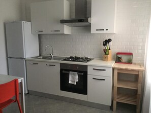 Kühlschrank, Ofen, Herdplatte, Wasserkocher mit Kaffee-/Teezubehör