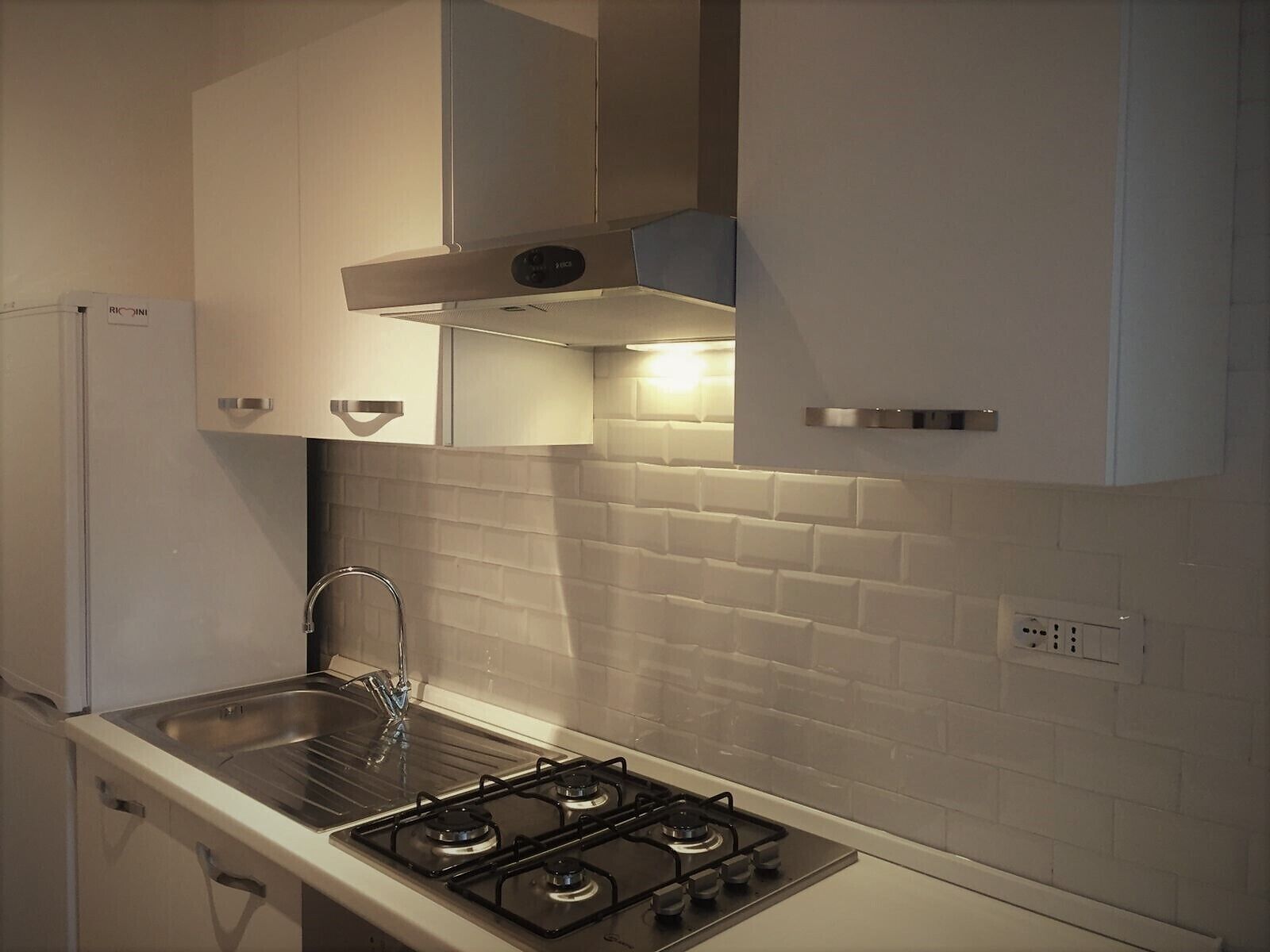 Refrigerador, horno, parrilla de estufa y cafetera y tetera 