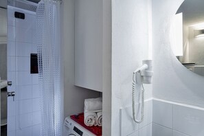 아파트, 침실 1개 | 욕실 | 샤워 시설, 레인폴 샤워기, 무료 세면용품, 헤어드라이어