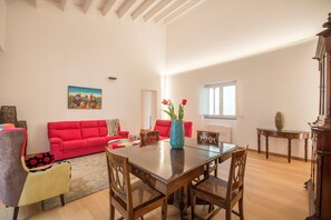 Apartment, 3 Schlafzimmer | Essbereich im Zimmer
