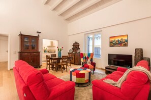 Departamento, 3 habitaciones | Área de sala de estar | Televisión de pantalla plana 