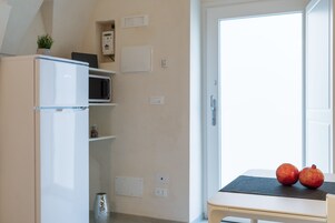 Stúdió | Privát konyha | Kávéfőző, kávé-/teafőző, nagyméretű hűtő/fagyasztó és mikrohullámú sütő