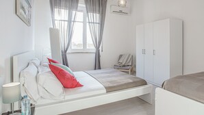 Ein modernes Schlafzimmer mit Bett, Nachttisch und Kleiderschrank.