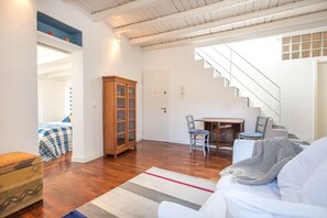 شقة - غرفة نوم واحدة | منطقة المعيشة | تلفزيون بشاشة مسطحة