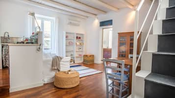 Apartamento, 1 quarto | Área de estar | TV de tela plana