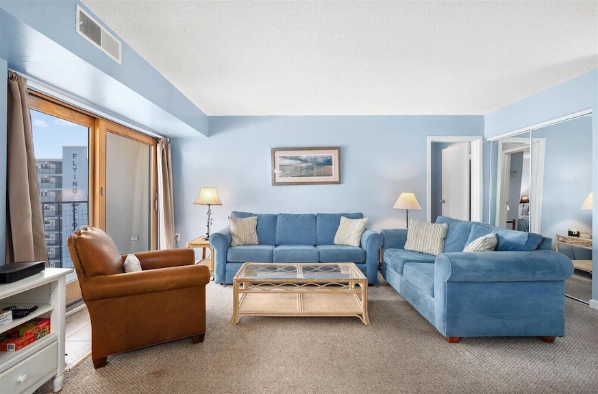 Spacious 2 Bedroom With Outdoor Pool And Ocean Views - Ocean City, MD